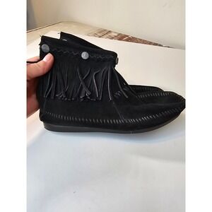 Minnetonka Black Suede Fringe Back Zip Moccasin Ankle Boots Concho Button Womens